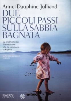 due piccoli passi sulla sabbia bagnata