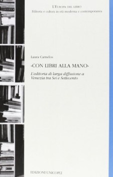 con libri alla mano